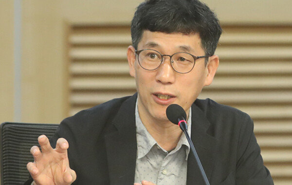 진중권 전 교수는 ”보수는 어둠을 향해 앞으로 빛을 던지는 전조등이 되어야 한다“고 주문했다. [뉴시스]