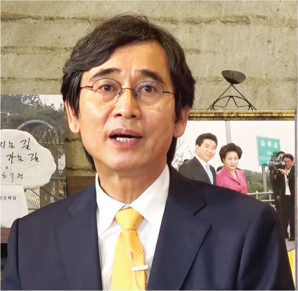 유시민 노무현재단 이사장이 지난해 9월 25일 노무현재단 공식 유튜브 채널에서 온라인 라이브 방송을 진행하고 있다. [뉴스1]