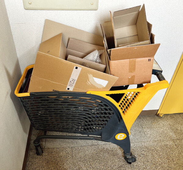 방화문과 이어진 대피로(계단실)에 물건을 적치해둔 가구도 적잖았다. [이슬아 기자]