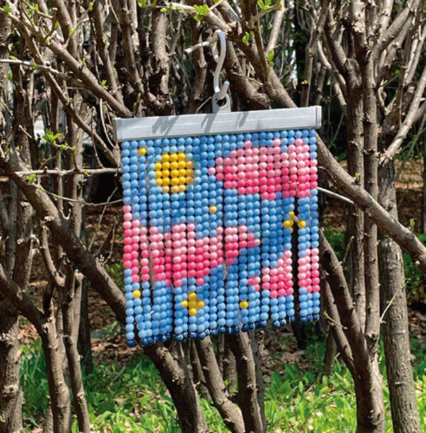 비즈를 꿰어 만드는 ‘비즈발’. [네이버 스마트스토어 ‘온센’ 캡처]