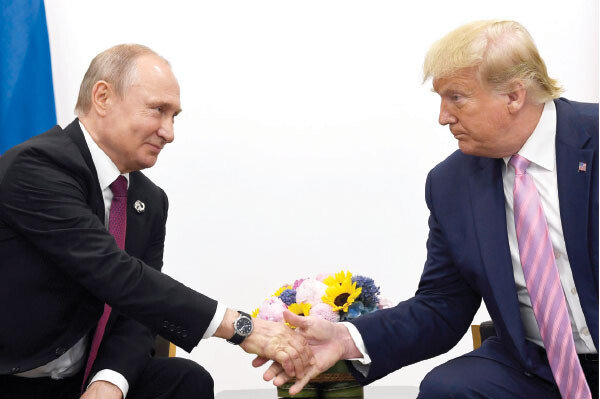 도널드 트럼프 미국 대통령(오른쪽)이 2019년 G20 정상회의를 앞두고 블라디미르 푸틴 러시아 대통령과 악수하고 있다.
최근 트럼프 대통령은 러시아와 우크라이나에 휴전을 압박하고 있다. 뉴시스