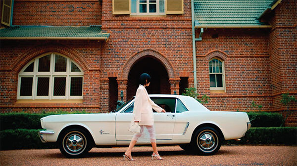 ‘(여자)아이들’ 민니의 ‘허(HER)’ 뮤직비디오에 등장하는 포드 머스탱 1세대 쿠페. 고풍스러우면서도 자유로운 멋이 느껴진다. 유튜브 채널 (G)I-DLE 캡처