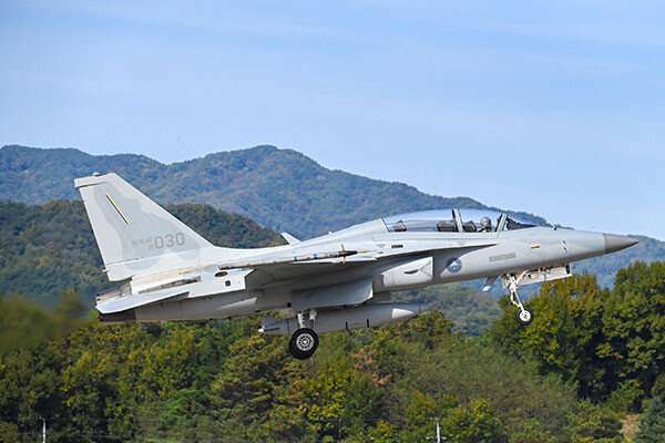 한국 FA-50 경전투기. 천룡은 각종 경전투기에도 탑재 가능한 순항미사일이다. 공군 제공