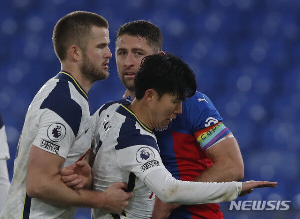 Son Heung-min forgets BLM and defends Benteke…  Belated kneeling ceremony