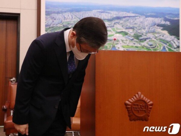 Byun Chang-Hum, who finished the 14-and-a-half-hour hearing, “Apologize to all those who have broken hearts with my words”