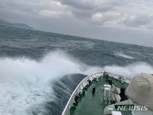 Even in an overnight search, we couldn’t find the three missing people from the sinking of a fishing boat in Geoje.