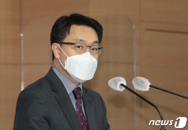 Both of the’Prize 1st and 2nd Persons’ were judges.  Kim Jin-wook “Selected up to 12 prosecutors”