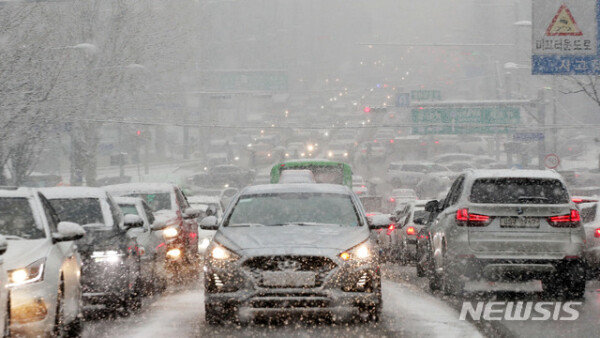 [날씨]’Colorless in spring’ morning at least -14 degrees…  The road slips in the snow at night