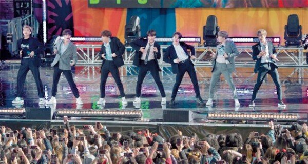 알음알음 전하던 팬심 앓이… 24시간 뉴스채널로 팬덤 세 과시 - 뉴스 썸네일 이미지