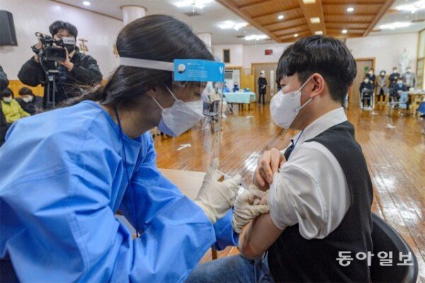 [단독]What is the first domestic vaccination?…  “10 people, including nursing hospital workers, will be hit at the same time”