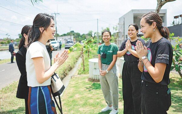 Ms. Kim meets the young activist who spearheaded the plastic bag ban