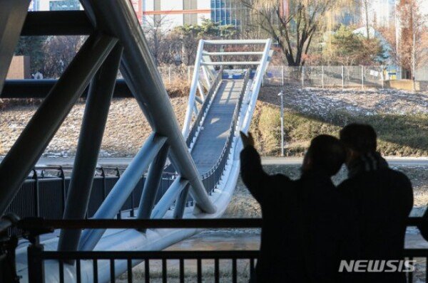 Sindorim station pedestrian bridge collapses after 6 years… Demolition?  Repair job?