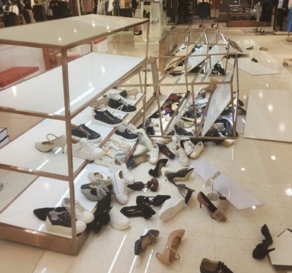 A customer who overturned a shoe shelf and lay barefoot…  What happened at Yeongdeungpo Department Store?