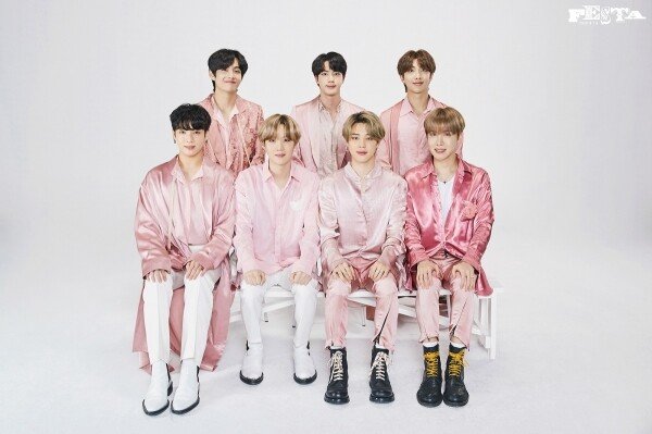 방탄소년단, 2020년 페스타 가족 사진 공개 “유쾌, 재치 가득한 모습” : 스포츠동아