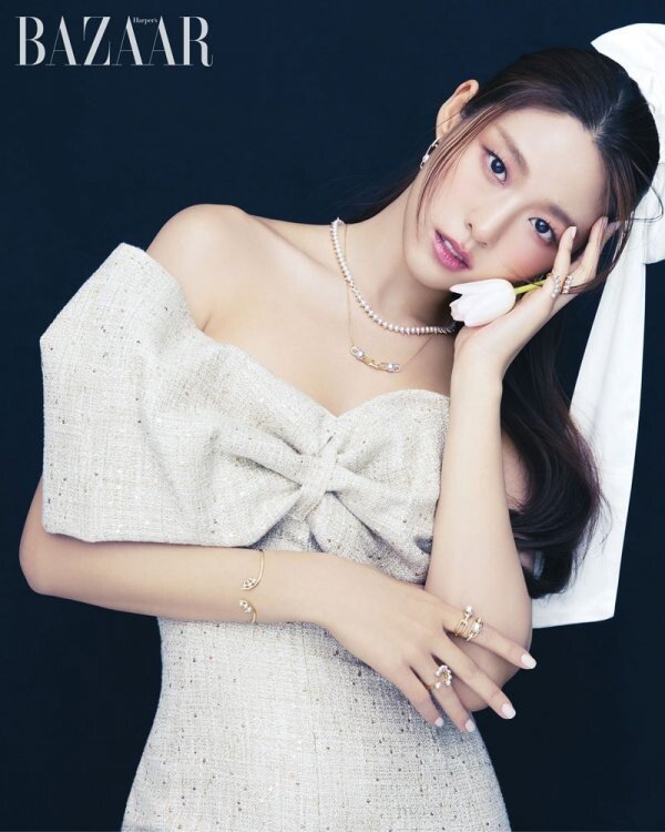 설현 무릎 꿇어…눈빛+분위기 확 달라졌네 [화보] : 스포츠동아