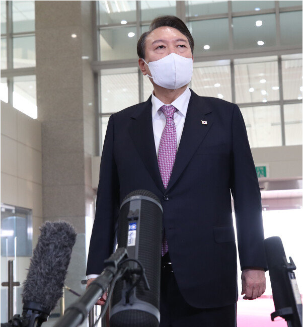 윤석열 대통령이 11월 10일 서울 용산 대통령실 청사로 출근하며 취재진 질문에 답하고 있다. [대통령실 사진기자단]