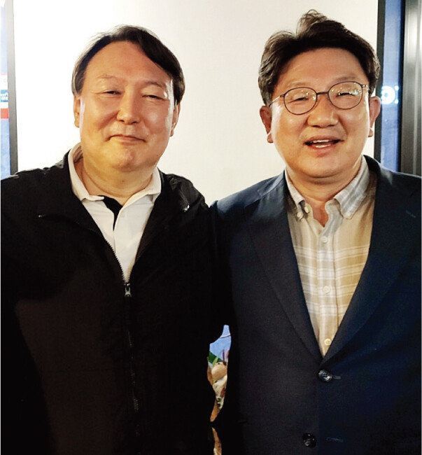 윤석열 전 검찰총장(왼쪽)이 5월 29일 강원 강릉시에서 국민의힘 권성동 의원과 만찬 회동을 가진 후 기념사진을 찍고 있다. [사진 제공 · 권성동 의원실]