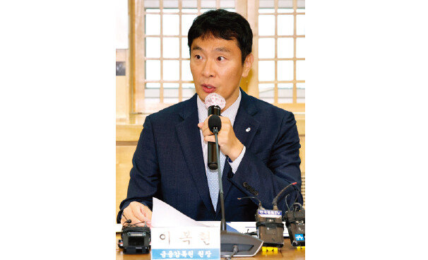 이복현 금융감독원장이 11월 6일 서울 서대문구 한국공인회계사회에서 열린 ‘금융감독원장-회계법인 CEO 간담회’에 참석해 모두 발언을 하고 있다. [동아DB]
