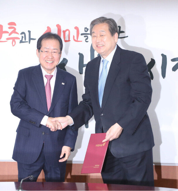 자유한국당(새누리당) 대표를 지낸 홍준표 전 의원과 김무성 의원. [김동주 동아일보 기자]