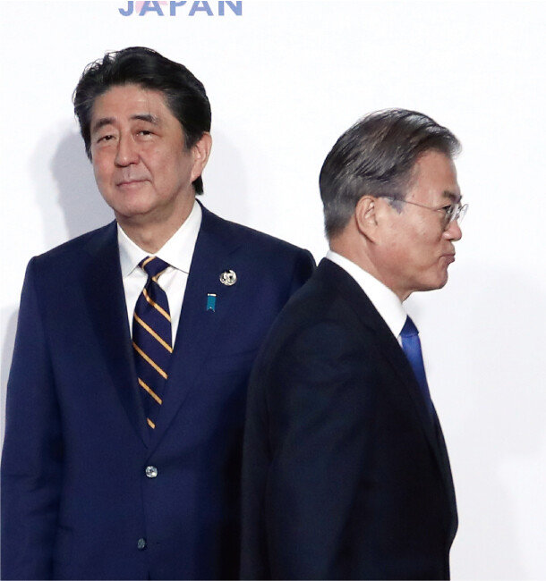 2019년 6월 28일 문재인 대통령이 일본 오사카에서 열린 주요 20개국(G20) 정상회의 개막 환영식에서 아베 신조 당시 일본 총리와 ‘8초 악수’를 한 뒤 등을 돌려 이동하고 있다. [박영대 동아일보 기자]