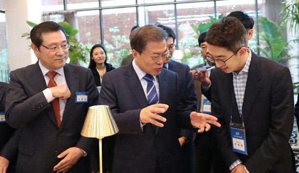 문재인 대통령(가운데)은 10월 18일 서울 성동구 성수동의 사회적기업 공유공간 ‘헤이그라운드’를 방문해 입주기업 대표 등과 대화를 나눴다. [청와대사진기자단]