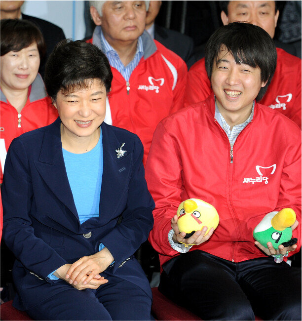 2012년 12월 11일, 당시 박근혜 새누리당 선거대책위원장과 이준석 비상대책위원이 19대 총선 방송사 출구조사 결과를 지켜보며 웃고 있다. [뉴스1]