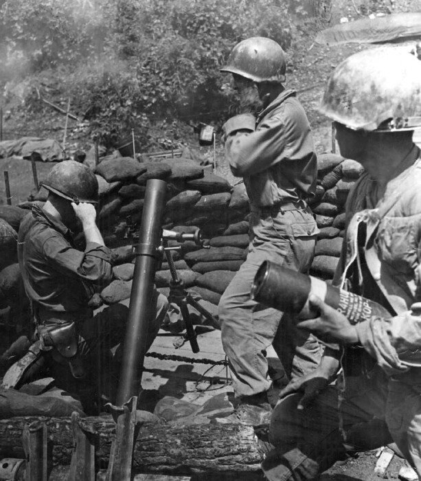 휴전이 조인되기 직전인 1953년 7월 27일 오전 10시 50분경 미 제7보병사단 31연대 D중대 박격포 분대 장병들이 철원 근방 고지에서 마지막 포탄을 발사하고 있다. [동아DB]