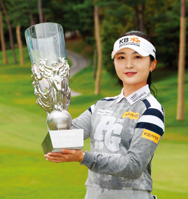 이예원이 10월 8일 경기 여주시 블루헤런GC에서 열린 ‘제23회 하이트진로 챔피언십’ 마지막 라운드에서 우승한 후 트로피를 들고 있다. [KLPGA 제공]