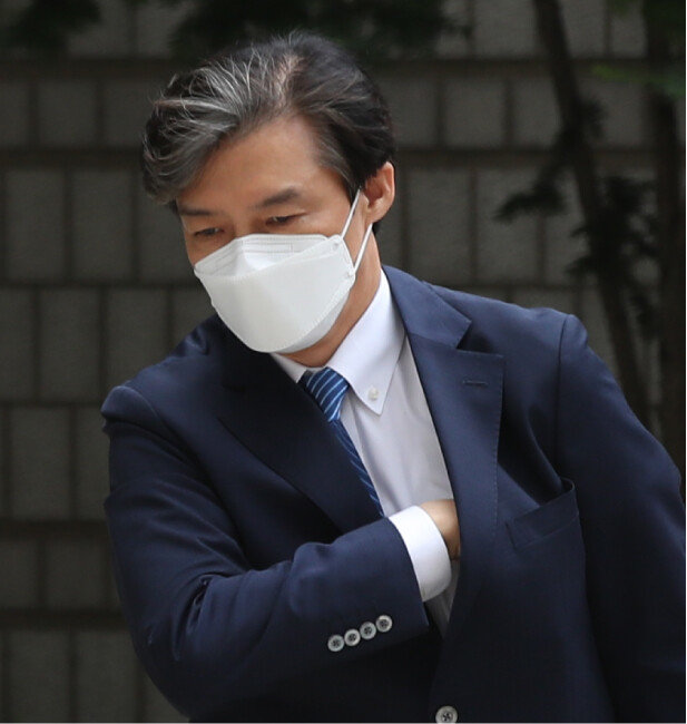 조국 전 법무부 장관 자녀의 대입 특혜 의혹이 불거지며 20~30대의 정부 여당에 대한 지지율이 급락했다. [동아DB]