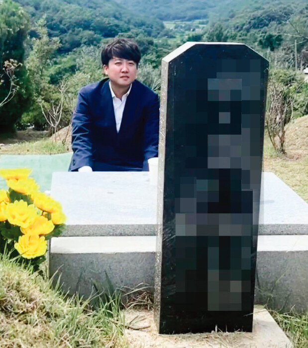 국민의힘 이준석 전 대표가 지난해 8월 27일 경북 칠곡군의 선산을 찾아 성묘하고 있다. [이준석 페이스북 캡처]