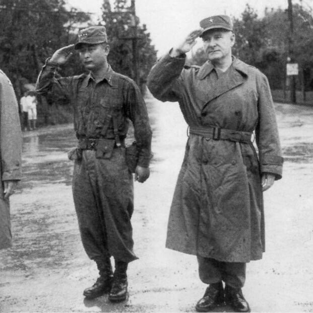 1952년 9월 3일 미국 유학을 떠나는 장교단 환송 행사에 참석한 백선엽 장군(왼쪽). 