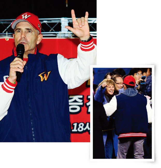 11월 15일 인천 구월동 신세계백화점 북측광장에서 한국시리즈 우승을 이끈 트레이 힐만 SK 와이번스 감독이 박남춘 인천시장으로부터 명예시민증을 받은 뒤 팬들에게 인사하고 있다(왼쪽). 힐만 감독이 든든한 지원군인 부인 마리 여사와 포옹하고 있다. [동아DB]