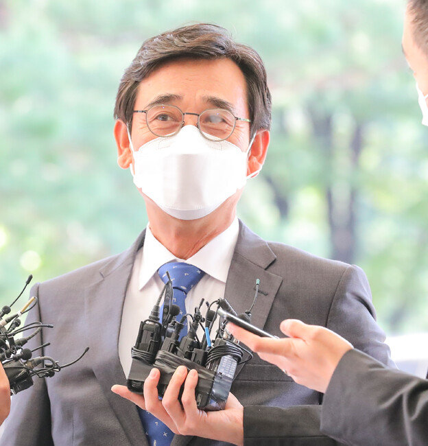 한동훈 검사장의 명예를 훼손한 혐의로 고발된 유시민 전 노무현재단 이사장이 지난해 10월 21일 첫 공판에 참석하고자 서울서부지법에 출석하고 있다. [원대연 동아일보 기자] 