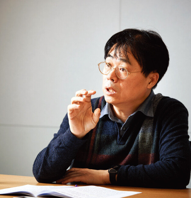 김경율 ‘불합리한 노동관행 개선 전문가 자문회의’ 단장이 3월 14일 동아일보 충정로 사옥에서 주간동아와 인터뷰하고 있다. [홍중식 기자]