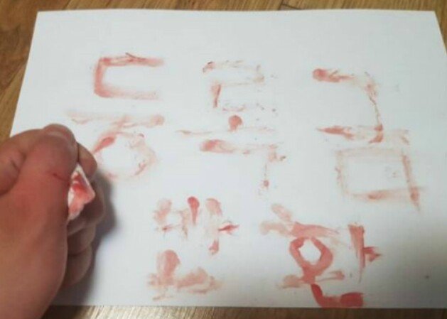 온라인 커뮤니티에 올라온 대학생의 혈서. [뉴스1]