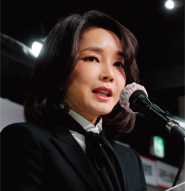 2021년 12월 26일 서울 여의도 국민의힘 당사에서 윤석열 대선 후보의 부인 김건희 씨가 기자회견을 열어 자신의 허위 경력 의혹에 대해 사과하고 있다. [동아DB]