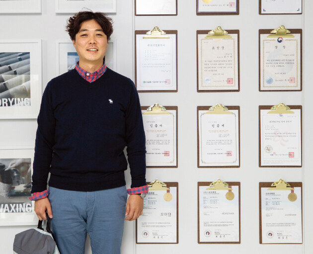 모어댄 사무실에는 최이현 대표가 사업을 시작한 이후 받은 상과 인증서들이 빼곡히 걸려 있다.[조영철 기자]