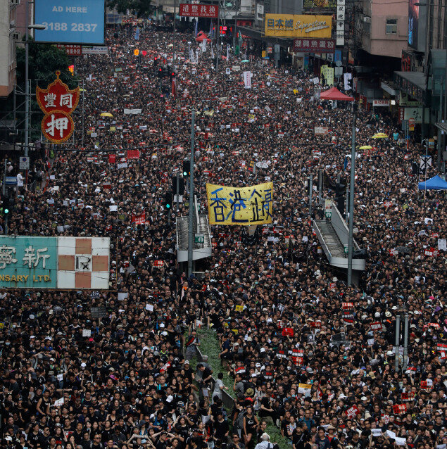 6월 16일 홍콩 거리에 운집한 시위대. [AP=뉴시스]