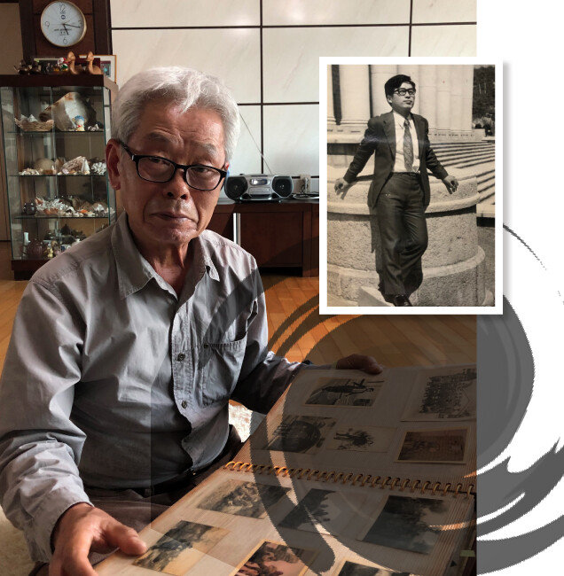 변재의 씨가 행방불명된 동생 우의(위) 씨의 사진첩에 대해 설명하고 있다. [정현상 기자, 변재의 제공]