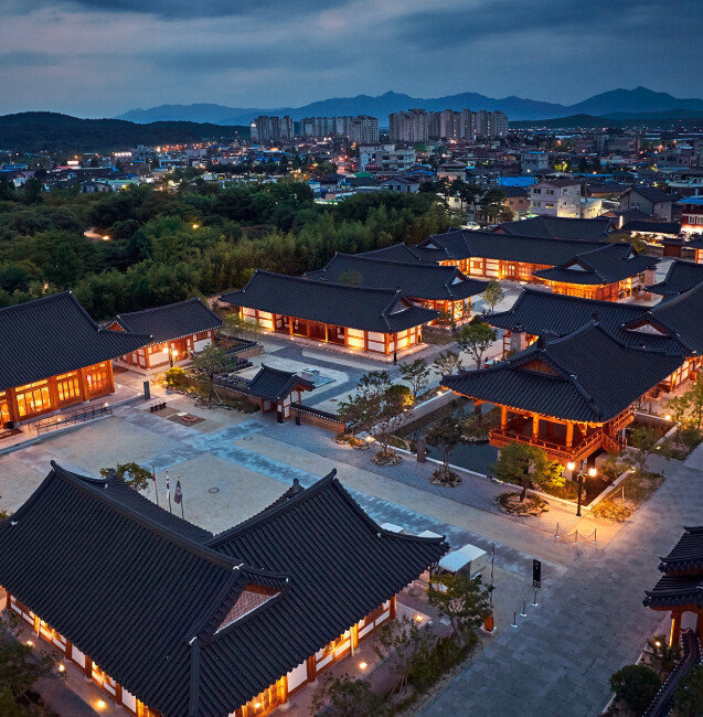 광한루원 옆에 자리 잡은 남원예촌. [남원시청 제공]