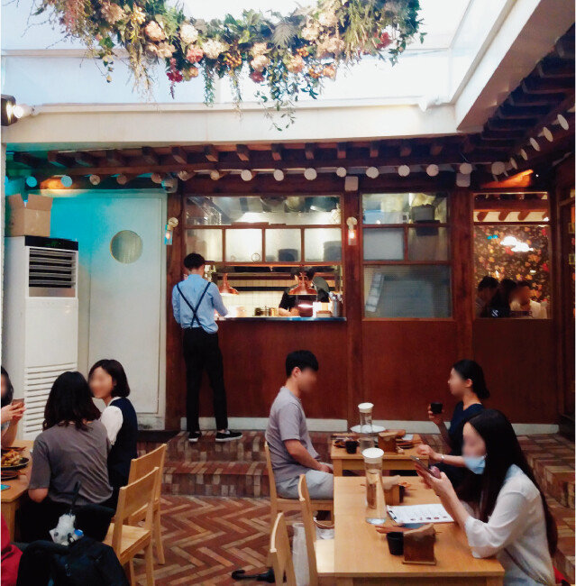 6월 26일 서울 종로구 익선동 ‘독닙료리집’ 내부에 손님들이 가득 차 있다. [김우정 기자]