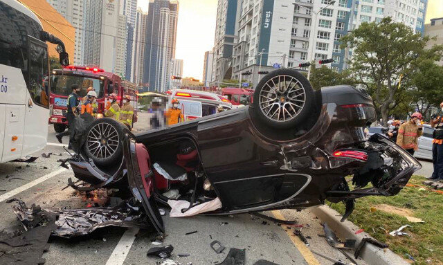 지난해 9월 14일 오후 부산 해운대구에서 7중 추돌 사고를 낸 뒤 전복된 포르셰. 40대 운전자는 차량을 몰기 전 대마초를 피운 것으로 드러났다. [부산지방경찰청 제공]
