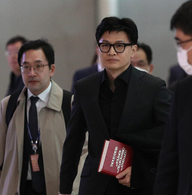 3월 7일 한동훈 법무부 장관이 인천국제공항 2터미널에서 가칭 ‘출입국·이민관리청’ 신설 관련 이민 선진국 방문을 위해 출국하고 있다. 한 장관은 이날 ‘펠로폰네소스 전쟁사’를 들고 출국했다. [뉴스1]