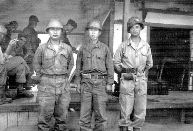 다부동 전투 성공 후 1사단장 백선엽 준장(왼쪽), 사단 참모장 석주암 대령(가운데), 미군 포병부 대장 헤틱 대령. [국방부 군사편찬연구소]