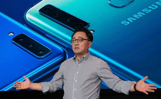 Samsung’s new mid-priced phone features 4 rear cameras | The DONG-A ILBO