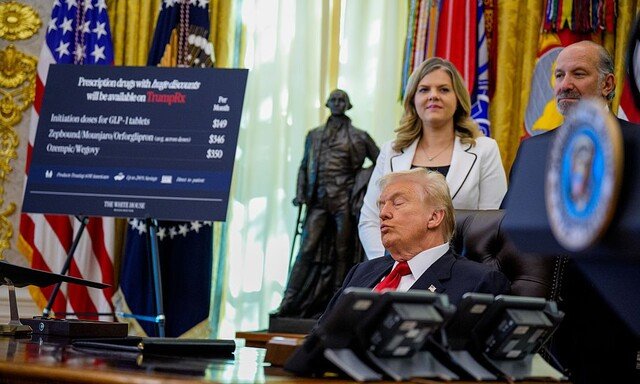 ‘슬리피 조’ 바이든 때리더니…공개행사서 졸아버린 트럼프