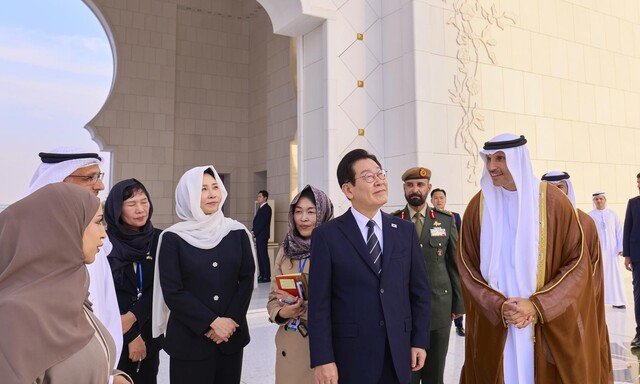 히잡 쓴 김혜경 여사…李대통령과 그랜드 모스크 동행