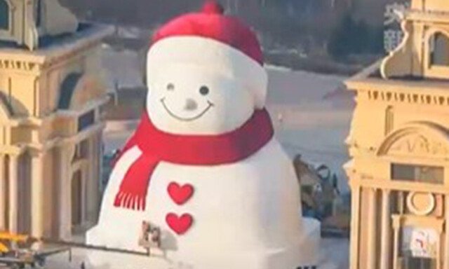 하얼빈에 ‘6층 건물 높이’ 초대형 눈사람…11일 걸려 제작