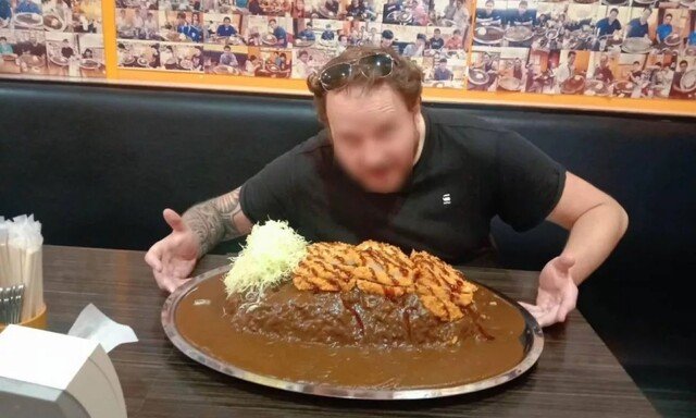 ‘14㎏ 카레 먹기’ 성공한 남성, 알고보니 주머니에 밥 숨겨
