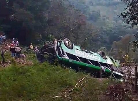 크리스마스의 비극…멕시코 협곡 버스 추락해 42명 사상